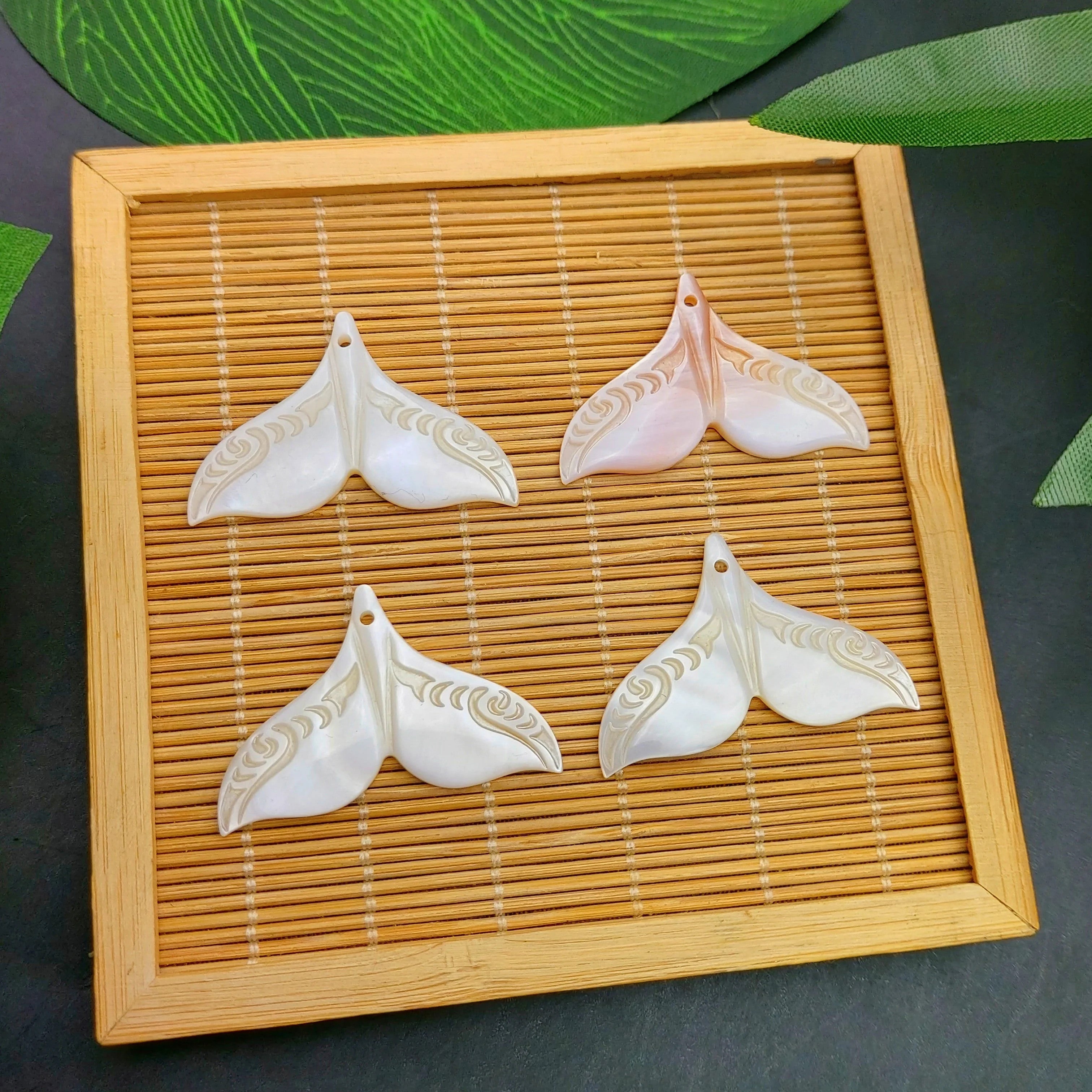 2pcs Natural Mother of Pearl Engraved Whale Tail Pendant, Jewelry Findings 4x2cm, 1.97inch Hawaiian DIY Findings