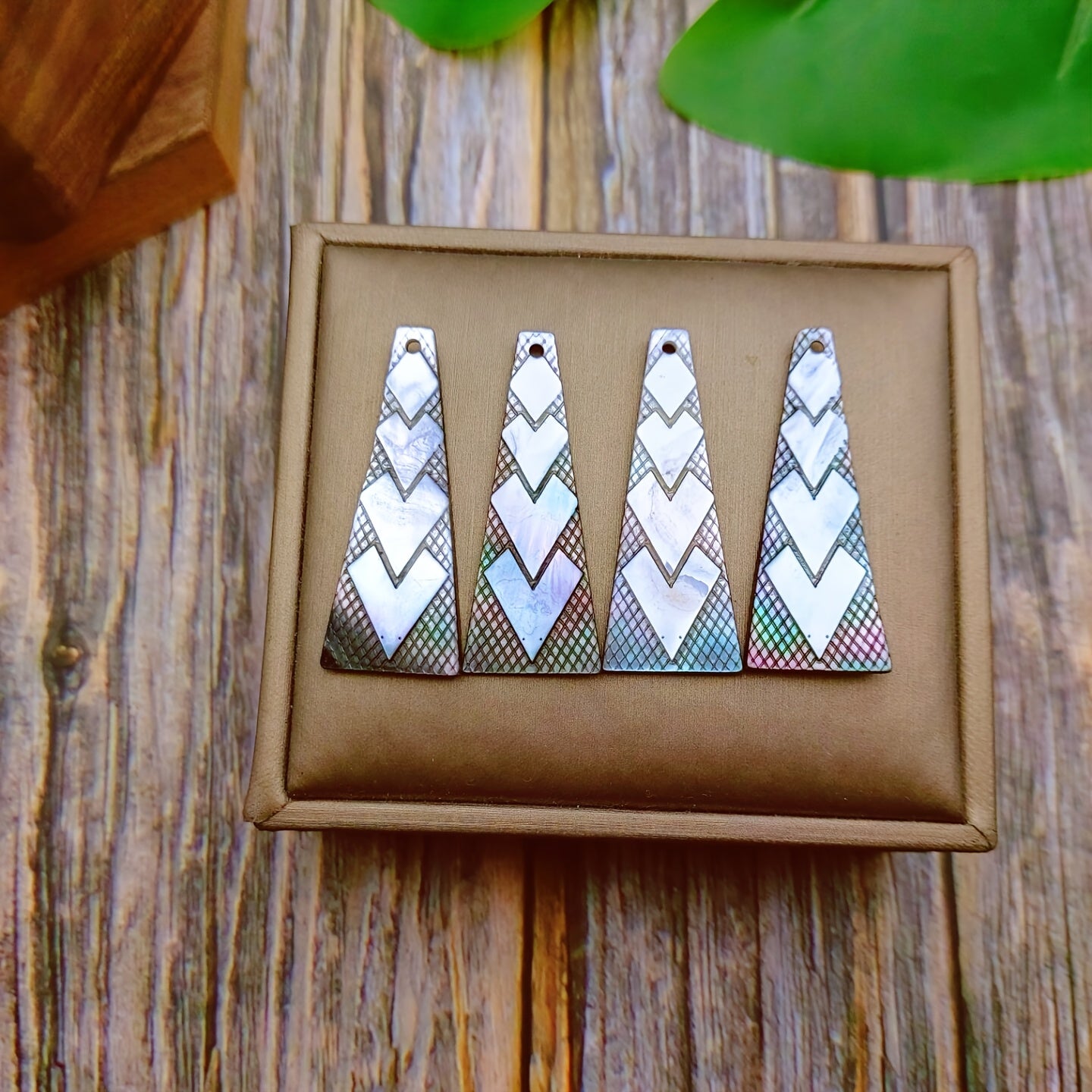 4pcs Natural Mother of Shell Charms - Polynesian Tribal Jewelry Pendants, Elegant Tribal Patterns in Beige, Green, Blue, Brown, Black, White - for DIY Necklace, Bracelet, Earrings - Women'S Crafting & Everyday Special Occasion Jewelry Making