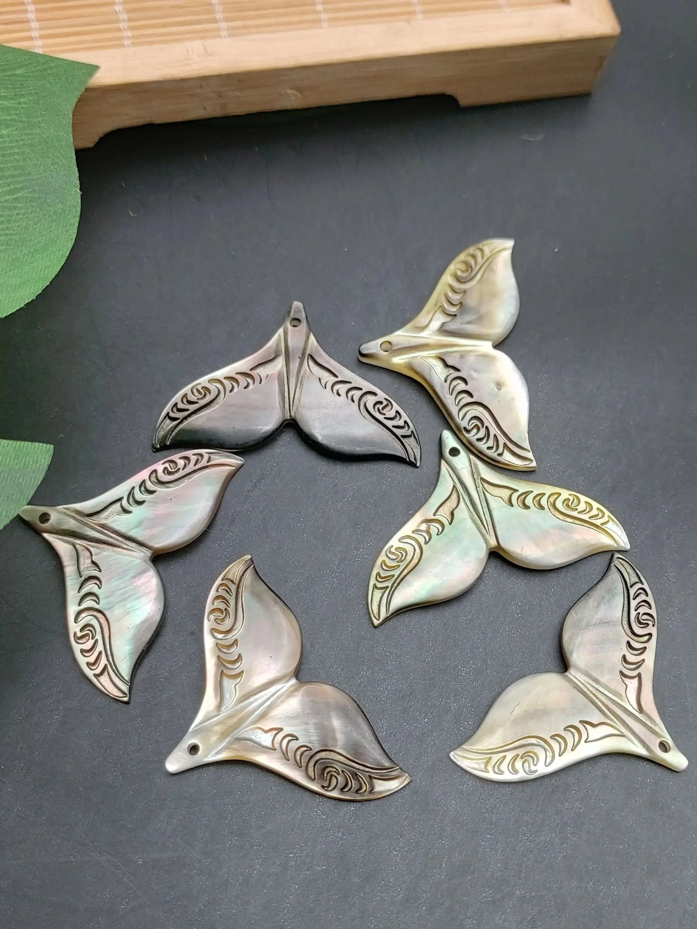 2pcs Natural Mother of Pearl Engraved Whale Tail Pendant, Jewelry Findings 4x2cm, 1.97inch Hawaiian DIY Findings