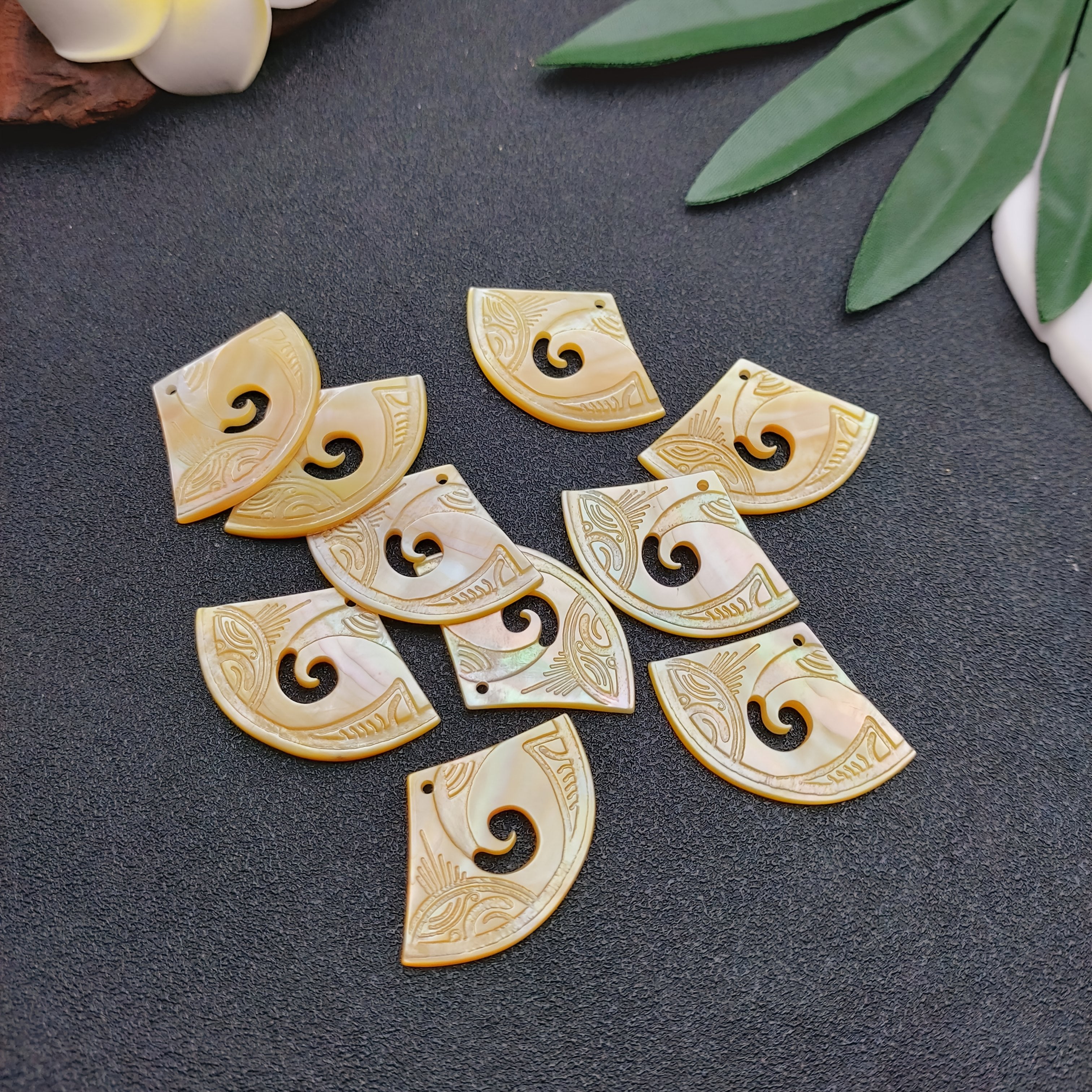 4pcs Natural Yellow Mother of Shell Charms - Hand-Carved Monstera Leaf & Shell Pendants