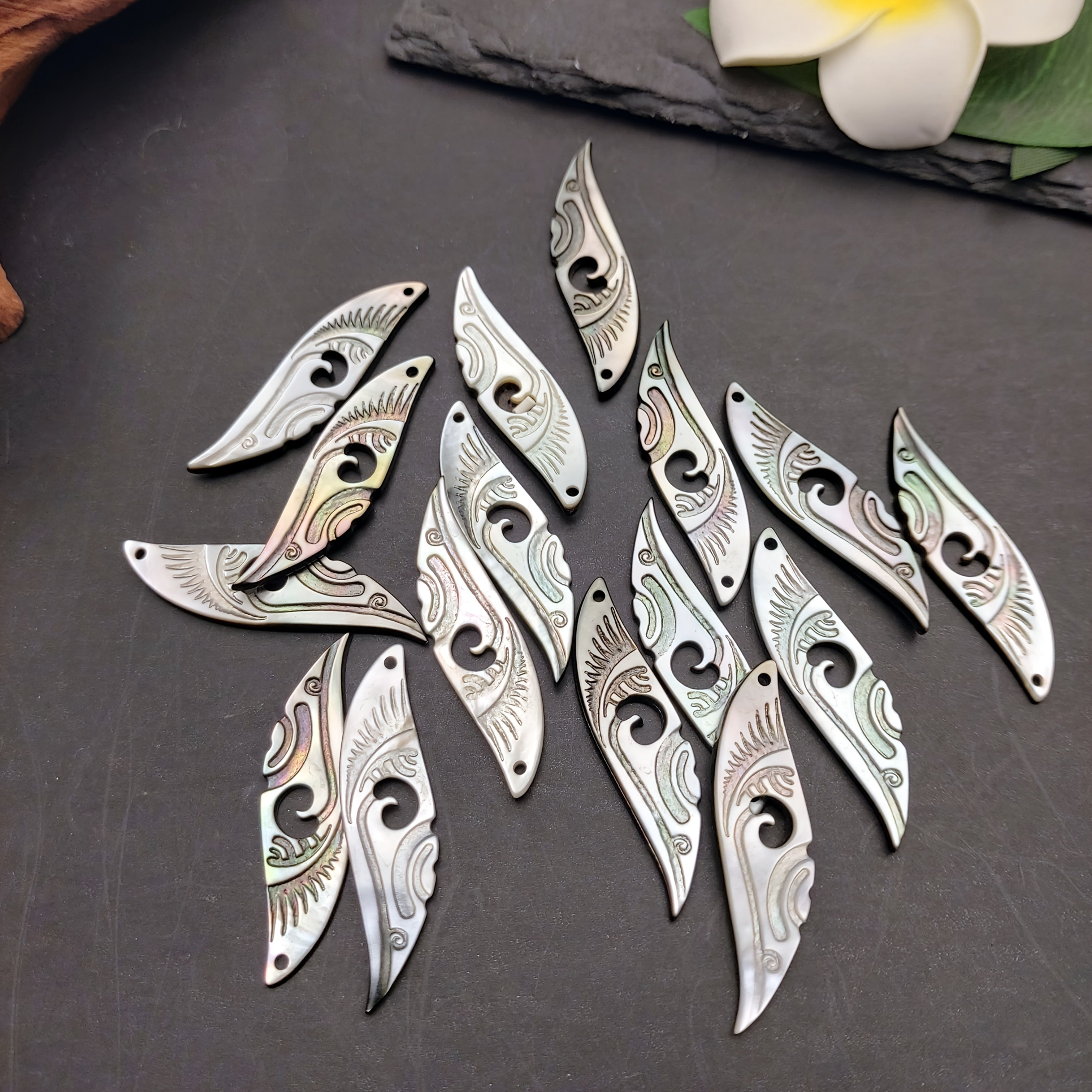 4pcs Natural Hand Carved Black Mother Of Pendants for Jewelry Making Hawaiian Island Jewellery