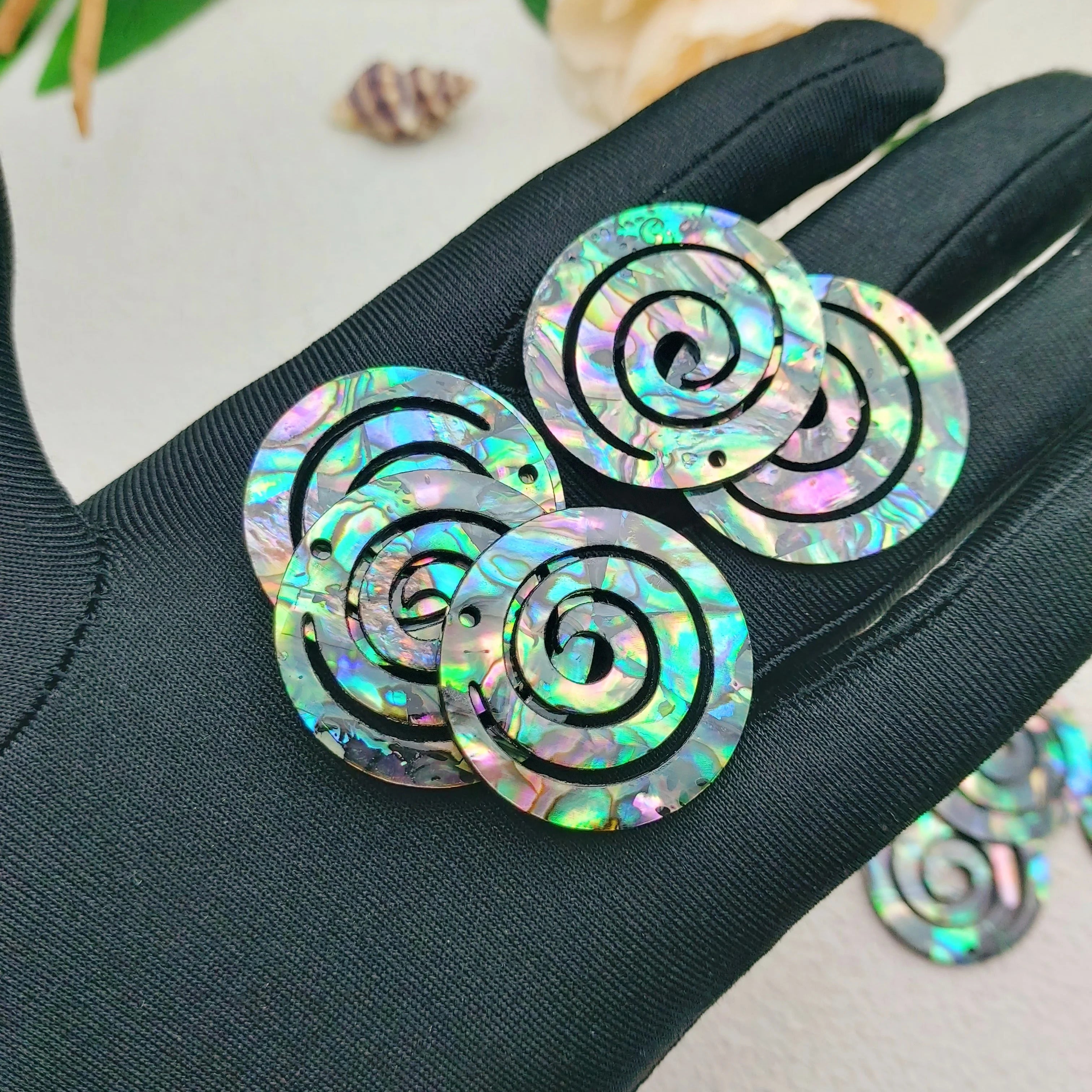 4pcs Double-Sided Natural Abalone Shell Pendants with Acrylic Base